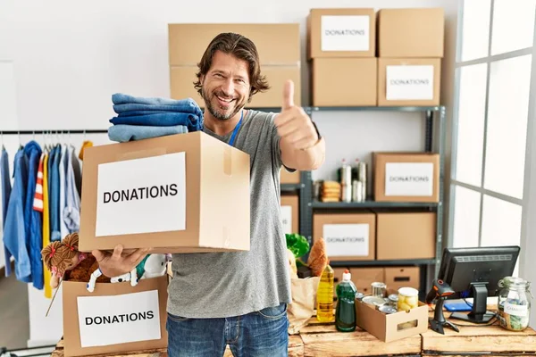 Snygg Medelålders Man Som Håller Donationer Box För Välgörenhet Volontär — Stockfoto