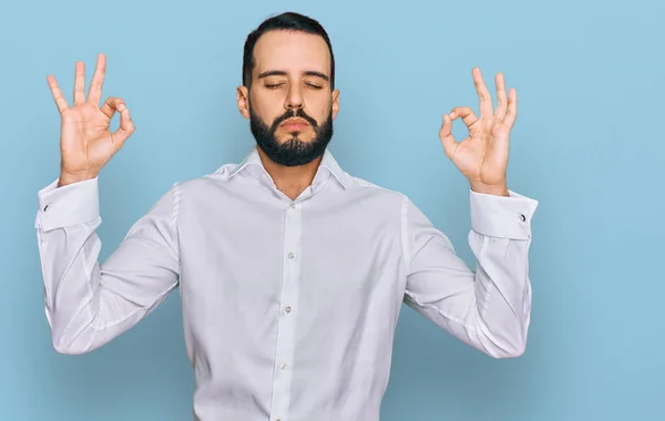 Ung Man Med Skägg Bär Business Shirt Slappna Och Ler — Stockfoto