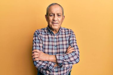 Gri saçlı, sıradan tişörtlü, mutlu yüzlü, kollarını kavuşturup kameraya bakan yakışıklı bir son sınıf öğrencisiydi. pozitif kişi. 