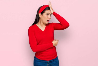 Gündelik giysiler giyen genç İspanyol kadın bir hata sonucu el ele tutuşup şaşırdı. Hatayı hatırla. Unuttum, kötü hafıza kavramı. 