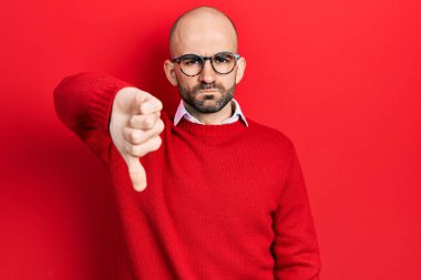 Genç kel adam sıradan kıyafetler ve gözlük takıyor mutsuz ve kızgın görünüyor reddediliyor ve olumsuz jestler yapıyor. kötü ifade. 