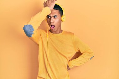 Genç Afro-Amerikalı adam müzik dinlerken kulaklık takıyor. Yanlışlıkla el ele verilirse şaşırtılıyor. Hatayı hatırlayın. Unuttum, kötü hafıza kavramı. 