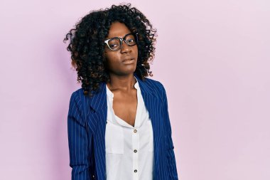 Genç Afro-Amerikalı kadın, iş kıyafetleri ve gözlük takmış, şaşkın, şüpheci ve alaycı görünüyor, ağzı açık kalmış. 