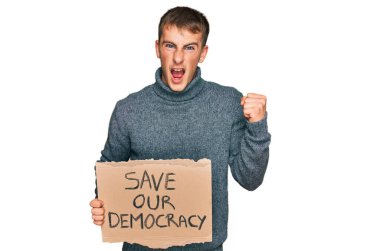 Genç sarışın adam demokrasimizi koruyor gururla bağırıyor, zaferi ve başarıyı kutluyor kollarını kaldırarak heyecanlanıyor. 