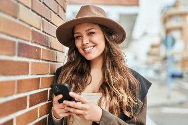 Şehirde akıllı telefon kullanan genç İspanyol turist kadın..