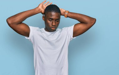 Beyaz tişört giyen, tavşan kulağı hareketi yapan, avuçlarında alaycı ve şüpheci bakışlar olan genç Afro-Amerikalı bir adam. Paskalya tavşanı konsepti. 