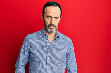 Orta yaşlı İspanyol bir adam, günlük giysiler giymiş, depresyonda ve sıkıntıdan endişe ediyor, kızgın ve korkmuş bir şekilde ağlıyor. hüzünlü ifade. 