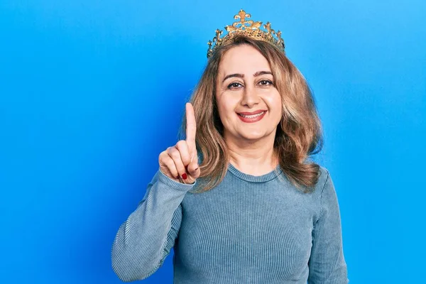 Middle Age Caucasian Woman Wearing Queen Crown Showing Pointing Finger — 스톡 사진