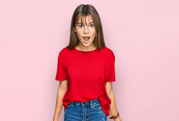 Nastolatka Kaukaska Dziewczyna Luźnej Czerwonej Koszuli Boi Się Zszokowany Zaskoczeniem — Zdjęcie stockowe