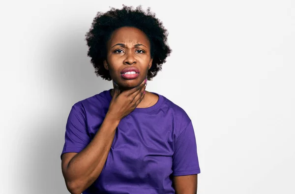 Африканская Американка Афроволосами Повседневной Фиолетовой Футболке Трогает Болезненную Шею Болит — стоковое фото
