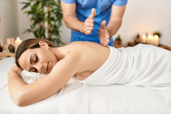 Mulher Sorrindo Feliz Reciving Volta Massagem Centro Beleza — Fotografia de Stock