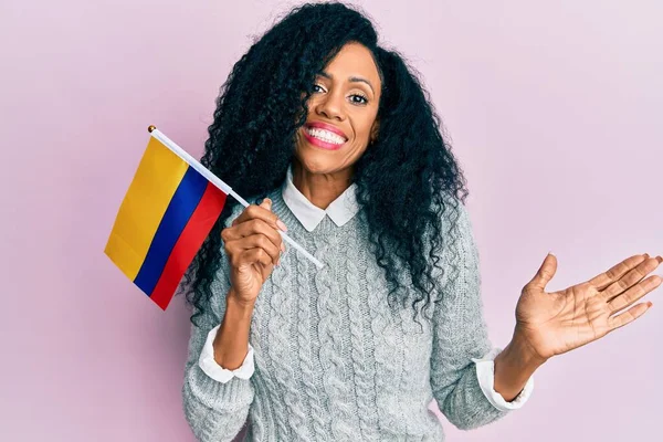 Middelbare Leeftijd Afrikaanse Amerikaanse Vrouw Met Colombia Vlag Vieren Prestatie — Stockfoto