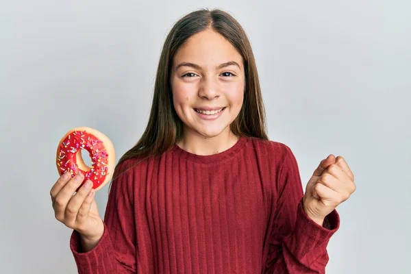 Hermosa Niña Morena Sosteniendo Sabrosa Rosquilla Colorida Gritando Orgulloso Celebrando — Foto de Stock