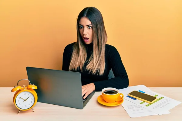 Giovane Donna Ispanica Che Lavora Ufficio Con Computer Portatile Faccia — Foto Stock