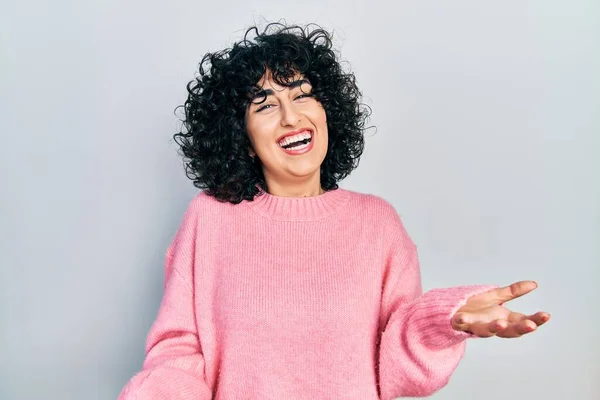 Joven Mujer Oriente Medio Vistiendo Ropa Casual Sonriente Alegre Con —  Fotos de Stock