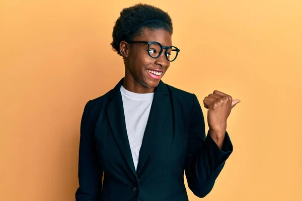 Fiatal Afro Amerikai Lány Üzleti Kabát Szemüveg Mutatva Hüvelykujját Oldalon — Stock Fotó