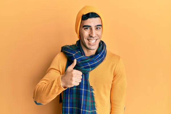 Een Knappe Spaanse Man Met Een Wollen Hoed Een Wintersjaal — Stockfoto