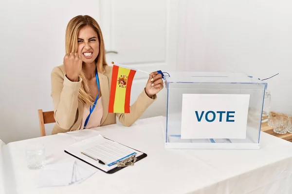 Блондинка Красивая Молодая Женщина Выборах Политической Кампании Держа Испанский Флаг — стоковое фото