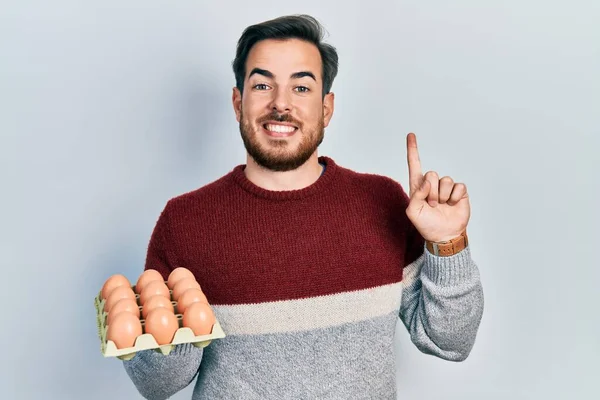 Sakallı Elinde Taze Yumurta Tepsisiyle Gülümseyen Yakışıklı Beyaz Adam Bir — Stok fotoğraf