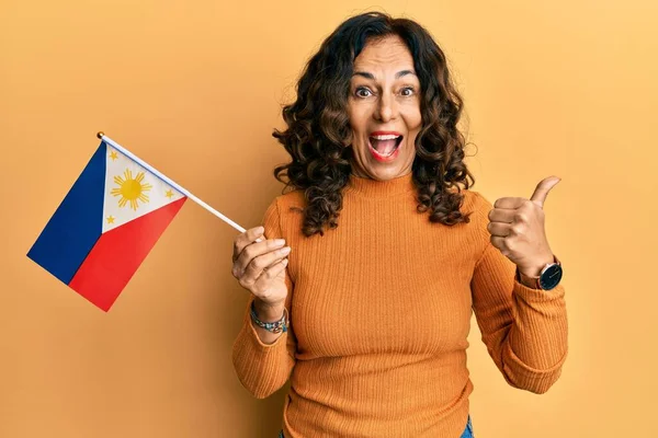 Middle Age Hispanic Woman Holding Philippines Flag Pointing Thumb Side — Stock Photo, Image