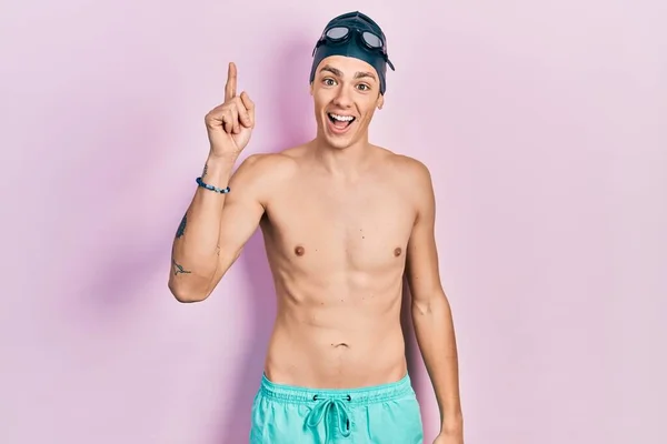 Fiatal Spanyol Férfi Fürdőruhában Úszószemüvegben Sikeres Ötlettel Mutogatott Kilépett Boldog — Stock Fotó