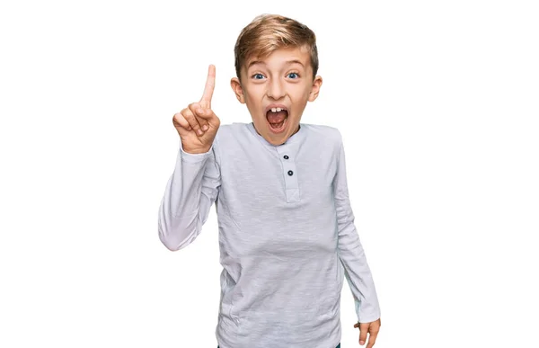 Μικρό Καυκάσιο Αγόρι Που Φοράει Καθημερινά Ρούχα Δείχνοντας Δάχτυλο Την — Φωτογραφία Αρχείου