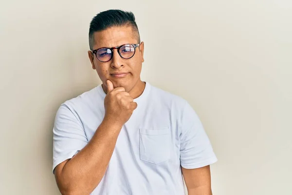 Jovem Latino Vestindo Roupas Casuais Óculos Pensando Concentrou Dúvida Com — Fotografia de Stock