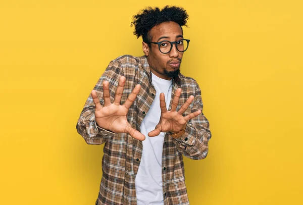 Jonge Afro Amerikaanse Man Met Baard Die Casual Kleren Draagt — Stockfoto