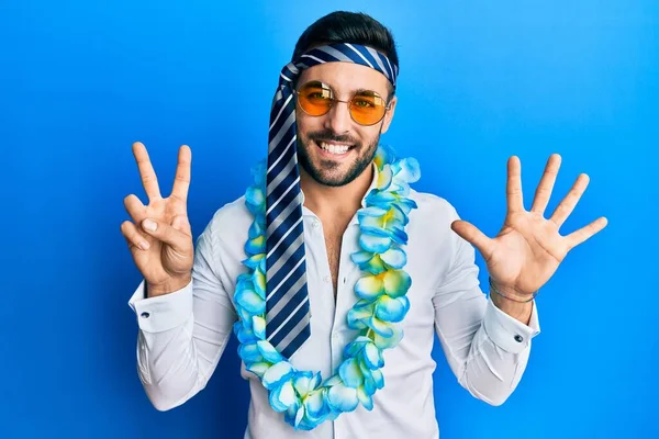 Joven Hombre Negocios Hispano Usando Estilo Divertido Fiesta Con Corbata — Foto de Stock