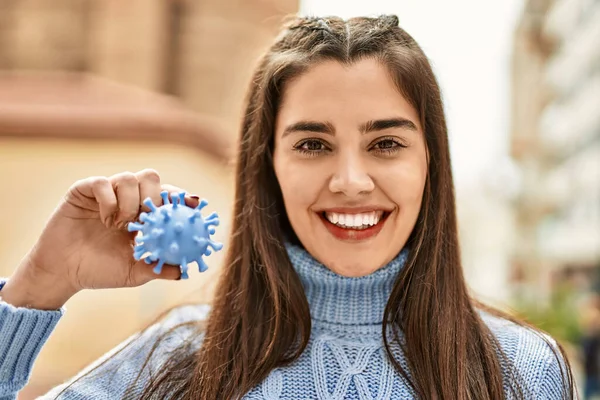 Menina Hispânica Jovem Sorrindo Feliz Segurando Brinquedo Vírus Cidade — Fotografia de Stock