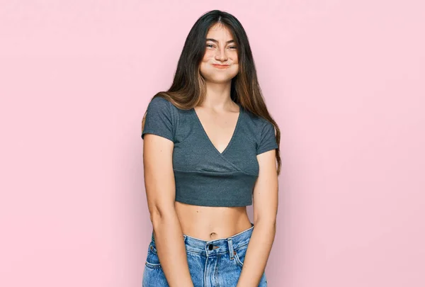 Junges Hübsches Teenie Mädchen Lässigem Crop Top Shirt Mit Aufgeblasenen — Stockfoto