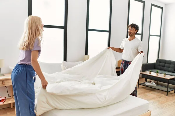 Jovem Lindo Casal Sorrindo Feliz Fazendo Sua Cama Casa — Fotografia de Stock