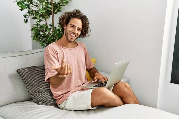 Genç Spanyol Adam Evdeki Kanepede Oturmuş Dizüstü Bilgisayarını Kullanıyor Buraya — Stok fotoğraf