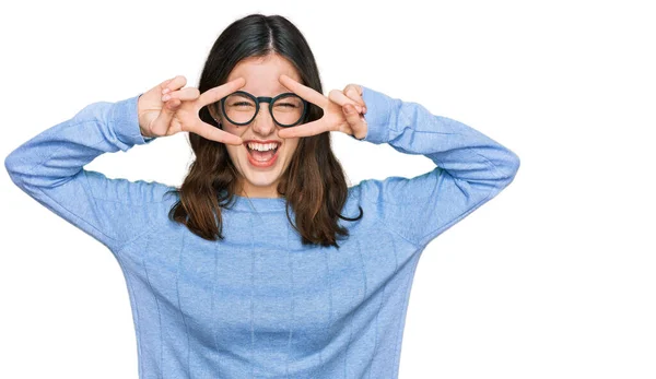 Ung Vacker Kvinna Bär Casual Kläder Och Glasögon Gör Fred — Stockfoto