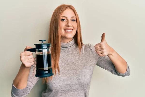 Jovem Irlandês Mulher Segurando Francês Cafeteira Sorrindo Feliz Positivo Polegar — Fotografia de Stock