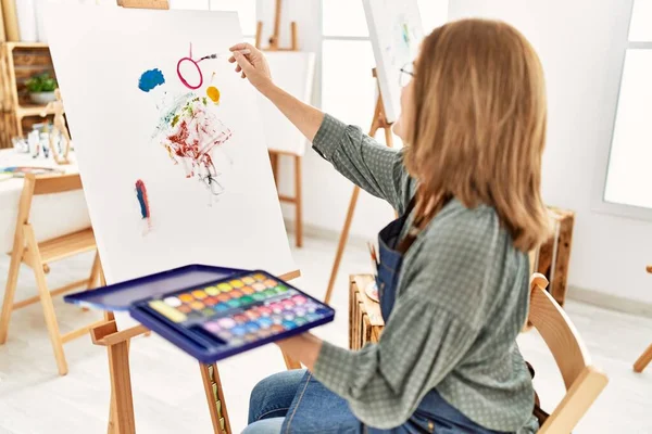 Mulher Artista Meia Idade Sorrindo Pintura Feliz Estúdio Arte — Fotografia de Stock