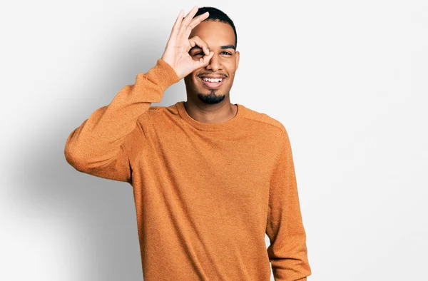 Junger Afrikanisch Amerikanischer Mann Lässiger Kleidung Tut Geste Mit Lächelnden — Stockfoto