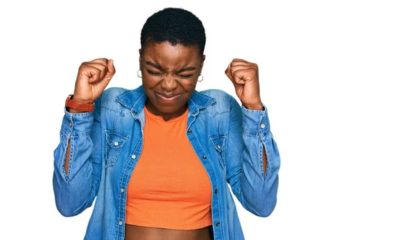 Mujer Afroamericana Joven Vistiendo Ropa Casual Emocionada Por Éxito Con —  Fotos de Stock