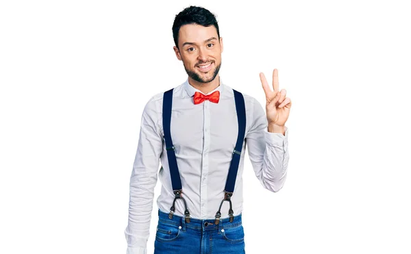 Hispanischer Mann Mit Bart Hipster Look Mit Fliege Und Hosenträgern — Stockfoto