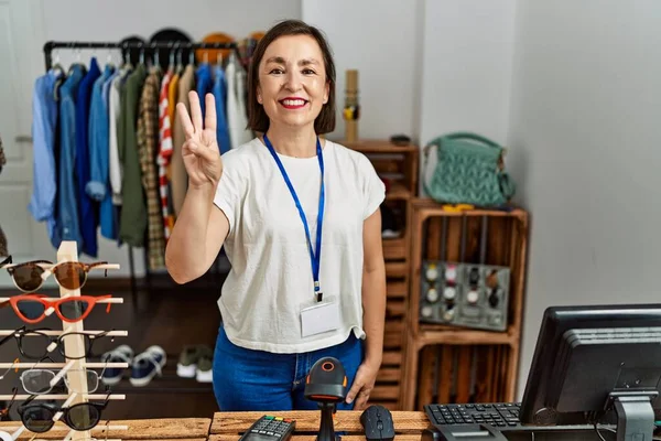 Mooie Middelbare Leeftijd Spaanse Vrouw Werkt Als Manager Bij Retail — Stockfoto