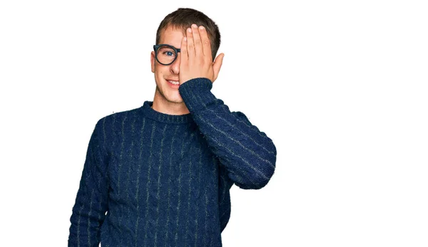 Mladý Blonďatý Muž Nosí Ležérní Oblečení Brýle Zakrývající Jedno Oko — Stock fotografie