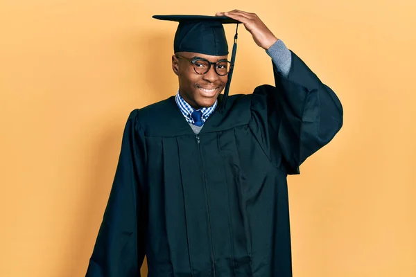 Молодий Афроамериканець Одягнений Випускний Кашкет Обрядовий Одяг Усміхається Упевненістю Торкаючись — стокове фото