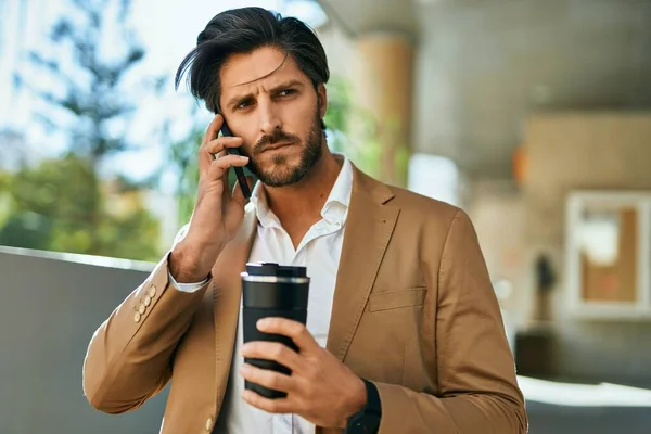 Junger Hispanischer Geschäftsmann Spricht Auf Dem Smartphone Und Trinkt Kaffee — Stockfoto