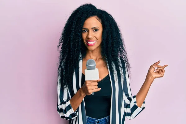 Mulher Afro Americana Meia Idade Segurando Microfone Repórter Sorrindo Feliz — Fotografia de Stock