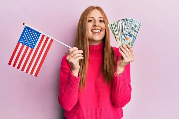 Joven Mujer Irlandesa Sosteniendo Bandera Los Estados Unidos Dólares Sonriendo — Foto de Stock