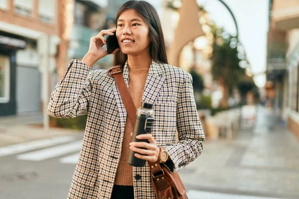 Ung Asiatisk Affärskvinna Ler Glad Med Hjälp Smartphone Staden — Stockfoto