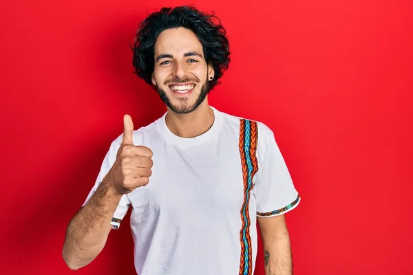 Schöner Hispanischer Mann Lässigem Weißem Shirt Der Glücklich Und Positiv — Stockfoto