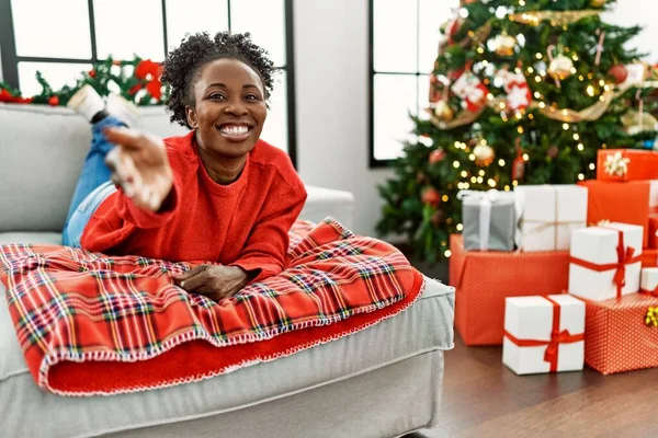 Jovem Afro Americana Deitada Sofá Pela Árvore Natal Sorrindo Oferta — Fotografia de Stock