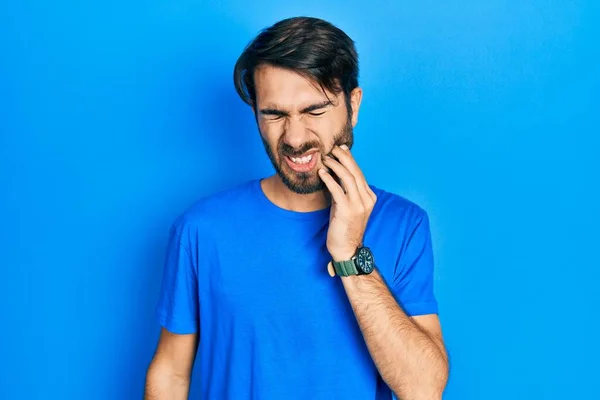 Günlük Kıyafetler Giyen Genç Spanyol Adam Diş Ağrısı Diş Hastalığından — Stok fotoğraf