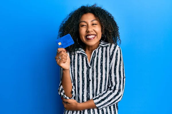 Hermosa Mujer Afroamericana Con Cabello Afro Sosteniendo Tarjeta Crédito Celebrando — Foto de Stock